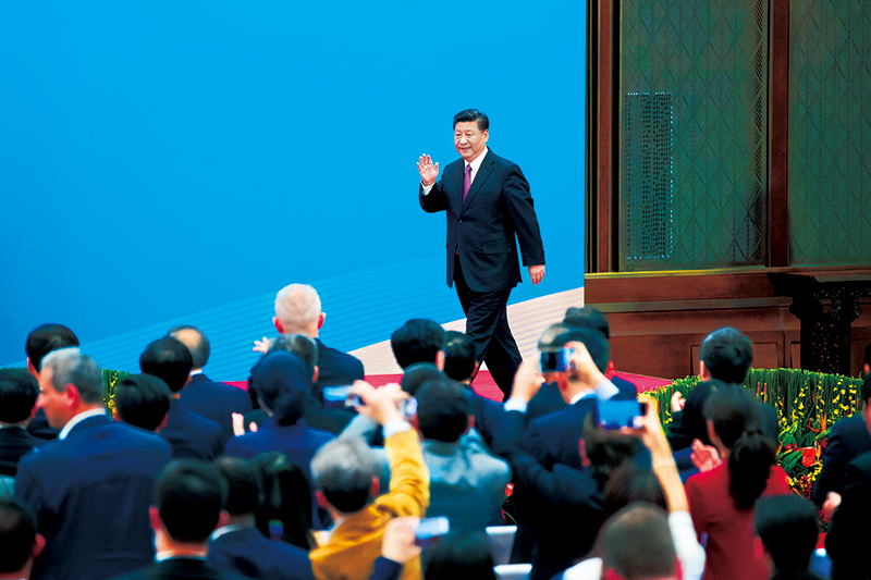 2019年4月27日，第二屆“一帶一路”國際合作高峰論壇在北京雁棲湖國際會(huì)議中心舉行圓桌峰會(huì)，國家主席習(xí)近平主持會(huì)議并致開幕辭。圓桌峰會(huì)閉幕后，習(xí)近平會(huì)見中外記者，介紹第二屆“一帶一路”國際合作高峰論壇圓桌峰會(huì)情況和主要成果。這是習(xí)近平步入記者會(huì)現(xiàn)場。 