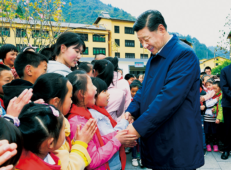 2019年4月15日至17日，中共中央總書記、國家主席、中央軍委主席習(xí)近平在重慶考察，并主持召開解決“兩不愁三保障”突出問題座談會(huì)。這是4月15日下午，習(xí)近平在石柱土家族自治縣中益鄉(xiāng)小學(xué)同學(xué)生們親切交談，詢問他們學(xué)習(xí)和生活情況。 