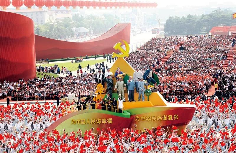 2019年10月1日上午，慶祝中華人民共和國成立70周年大會在北京天安門廣場隆重舉行。這是群眾游行中的“不忘初心”方陣。新華社記者 蘭紅光/攝