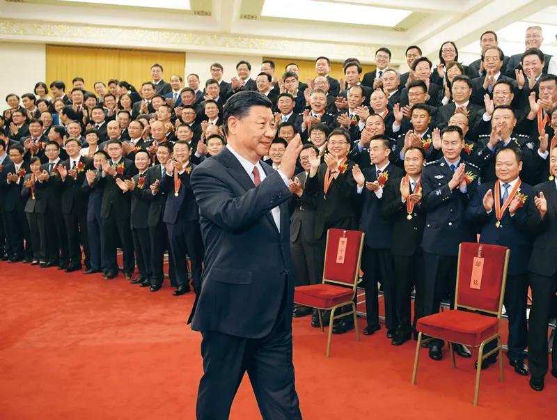 2019年6月25日，黨和國家領(lǐng)導(dǎo)人習(xí)近平、李克強、王滬寧等在北京人民大會堂會見第九屆全國“人民滿意的公務(wù)員”和“人民滿意的公務(wù)員集體”受表彰代表。新華社記者 李學(xué)仁/攝